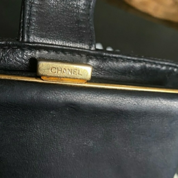 CHANEL VINTAGE BIFOLD CAVIAR BLACK LEATHER WALLET+CHANGE PURSE W/ GOLD HARDWARE - Picture 14 of 16